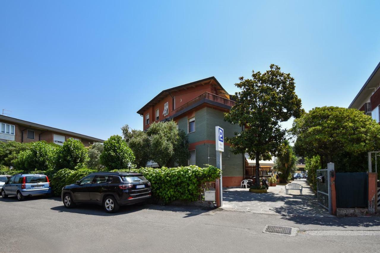 Hotel La Pineta Carrara Bagian luar foto